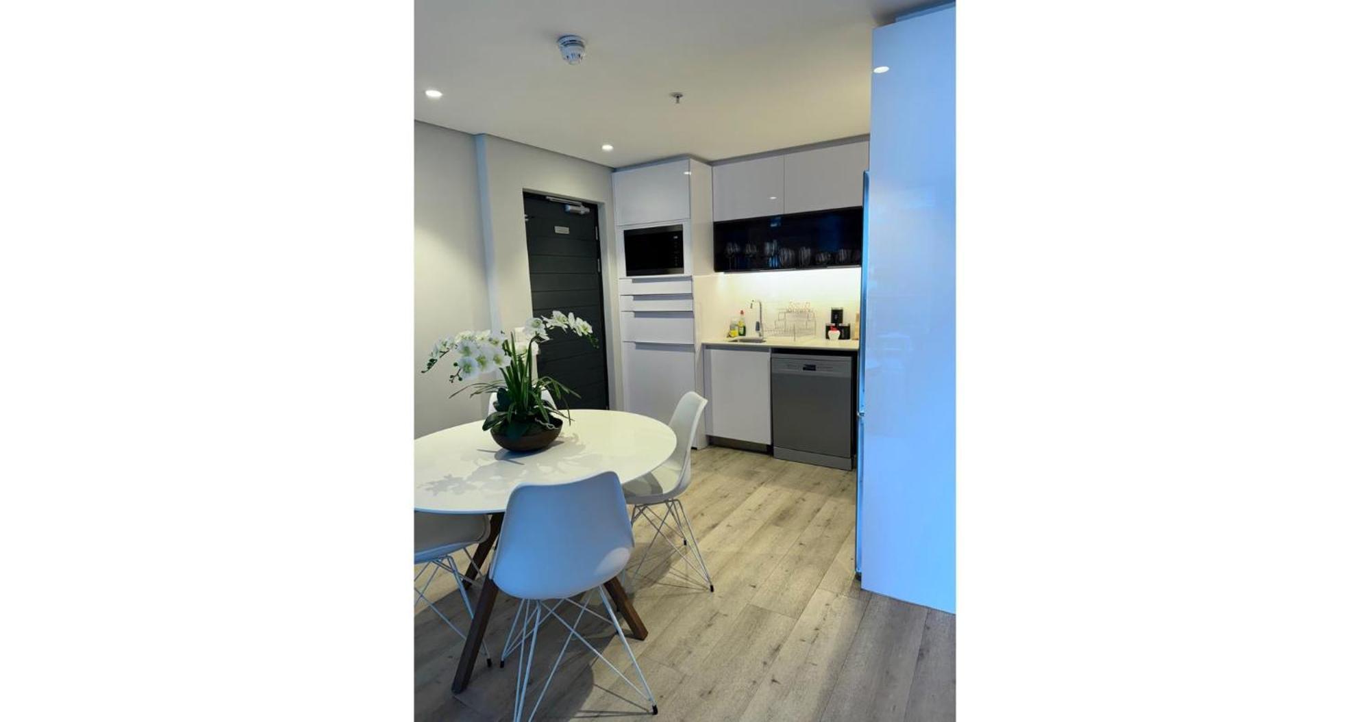 Apartment 16 On Bree 1713 *